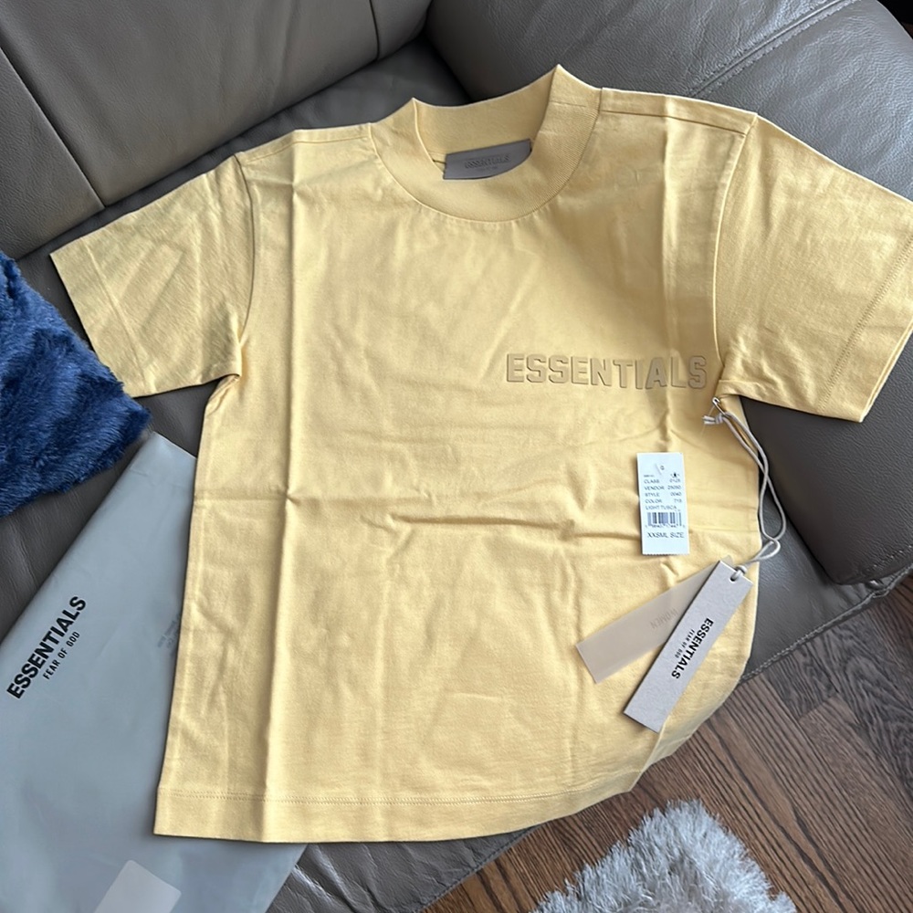 💛 Brand New 💛 Women Essentials Tee Shirt